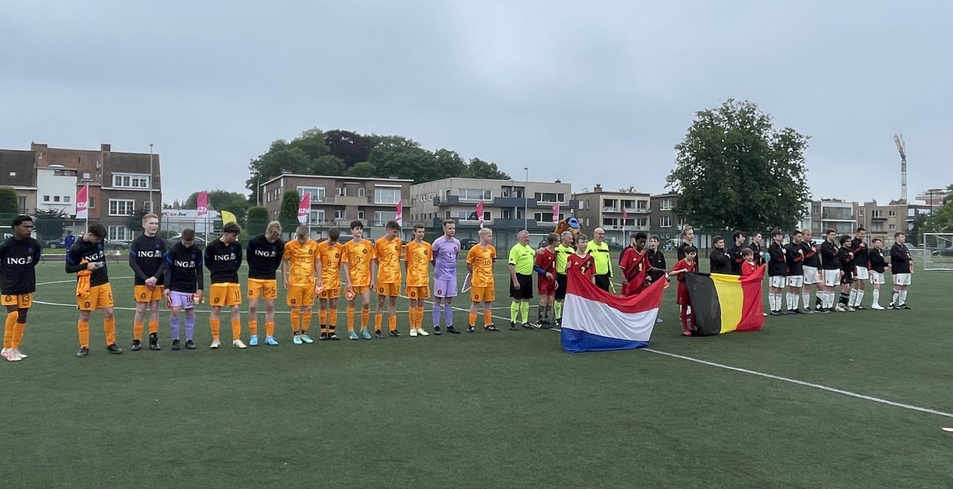 Nederland en België voetbalteams met nationale vlaggen voor de wedstrijd