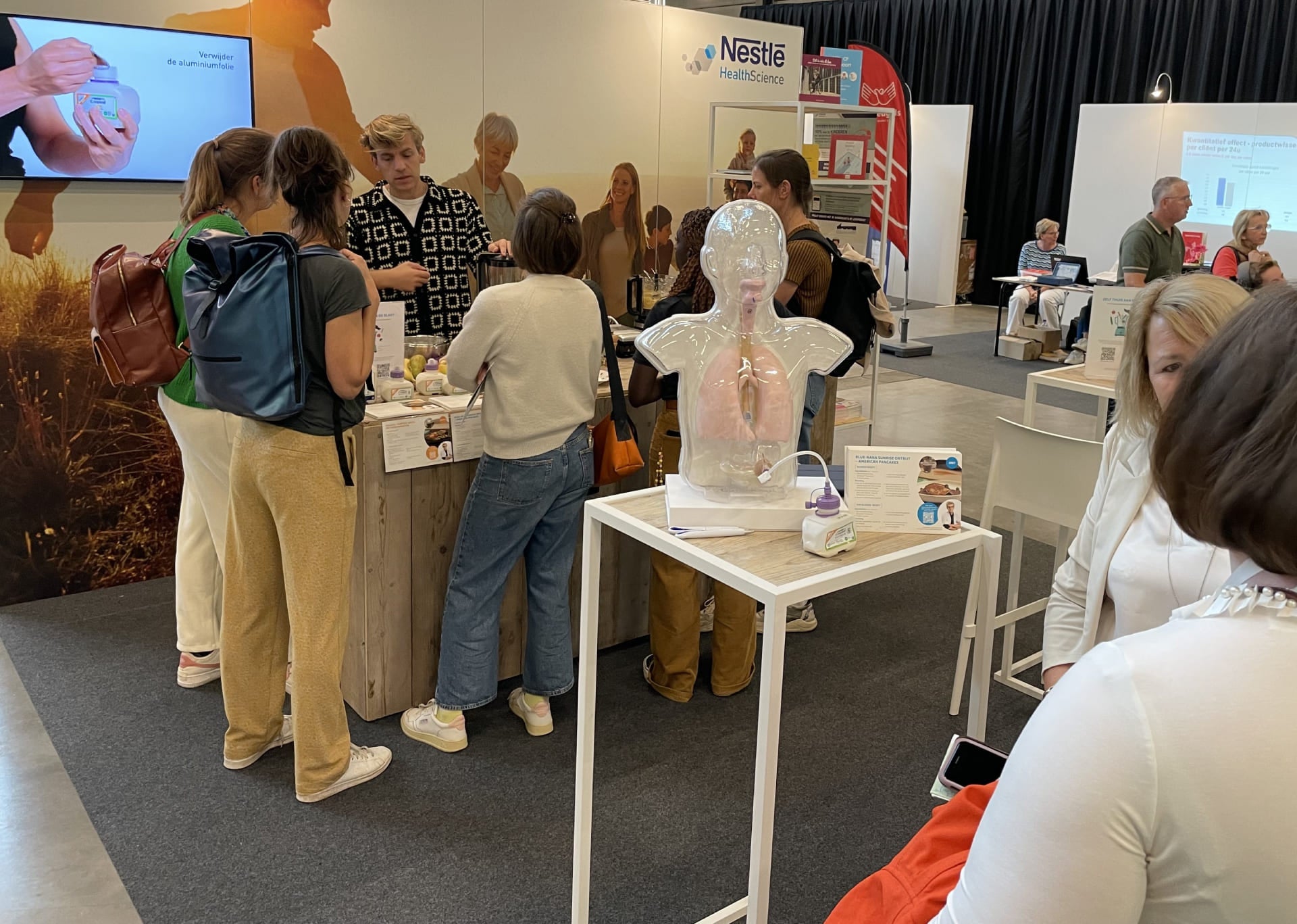 Mensen op een Nestlé Health Science beurs